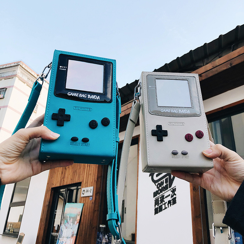 Retro Gaming Machine - ユニークなクリエイティブゲーム機型クロスボディミニバッグ、ファッショナブルなレトロゲームボーイ風財布、軽量トラベルコインフォンショルダーバッグ